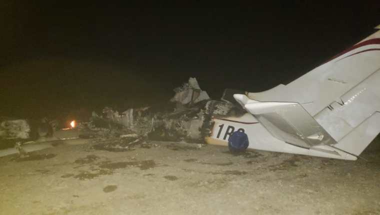 La aeronave fue localizada luego de ser incendiada. (Foto Prensa Libre: cortesía Ejército)