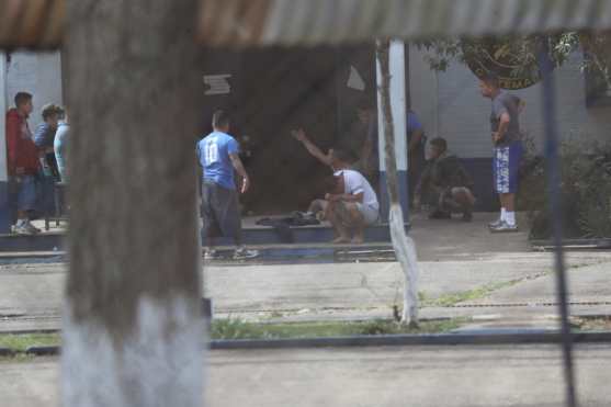Adentro los reclusos indican que hay personas que están armadas y que siguen disparando. Foto Prensa Libre: Érick Ávila 