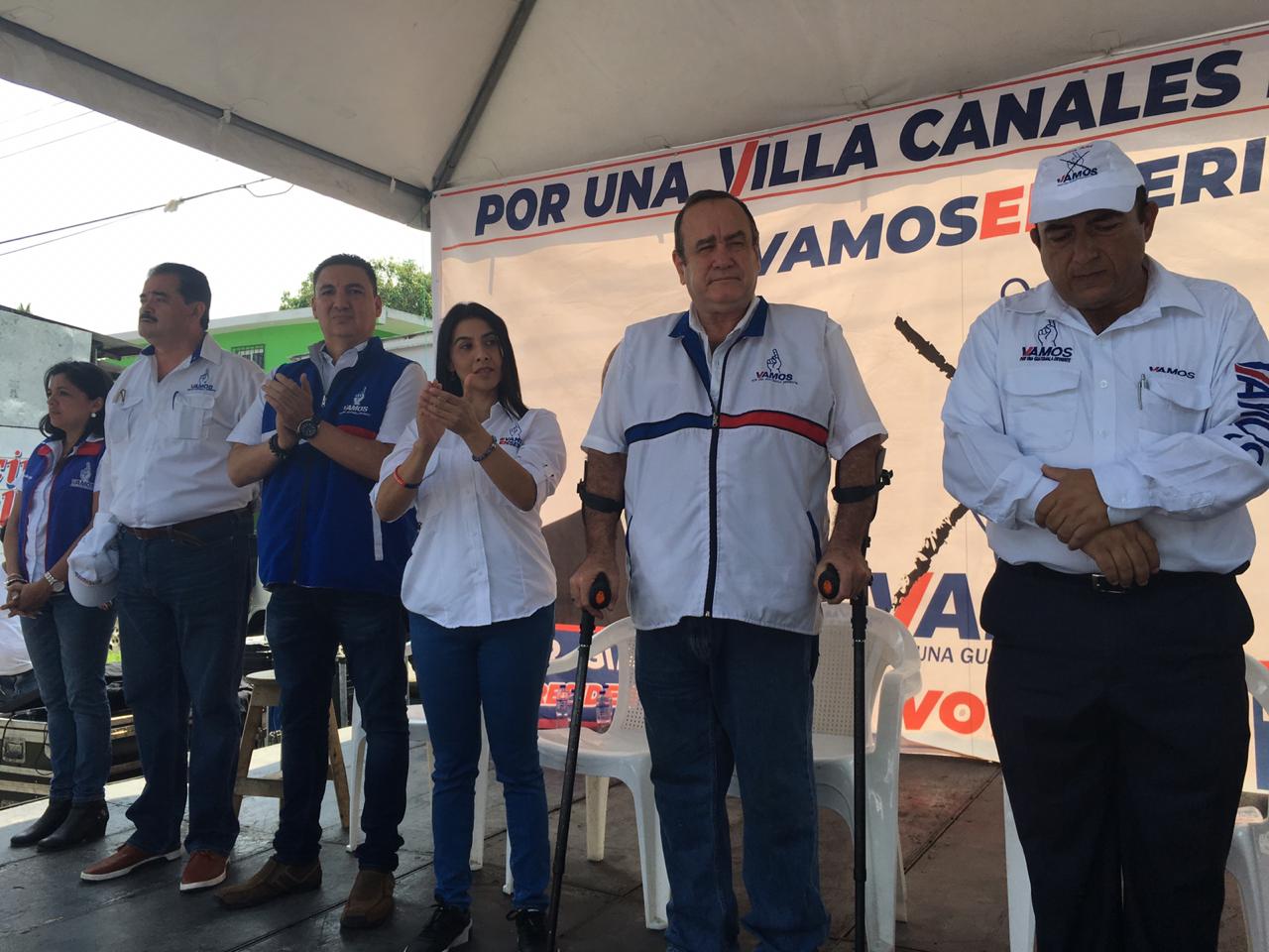 Alejandro Giammattei, candidato presidencial de Vamos, acudió a Villa Canales y fue acompañado por algunos candidatos locales. (Foto Prensa Libre: Alberto Cardona)