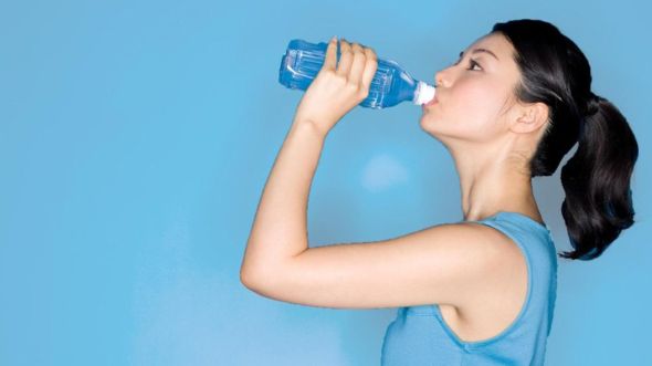 Un cuerpo sano nos alerta de la deshidratación haciéndonos sentir sed. (Foto Prensa Libre: Getty Images)