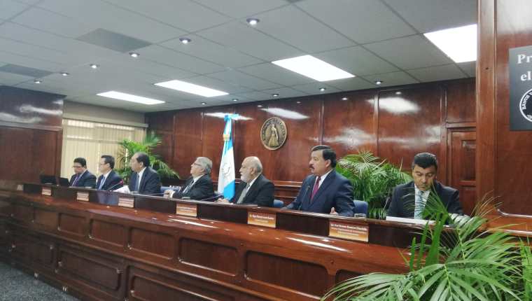 
Sergio Recinos, presidente de la Junta Monetaria y Banguat informó esta noche que se emitió opinión favorable para la emisión de bonos del Tesoro que financiará el gasto público en 2021. (Foto Prensa Libre: Hemeroteca) 
