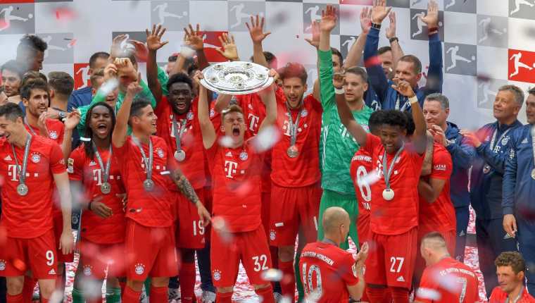 El Bayern Múnich celebra después de conquistar la Bundesliga. (Foto Prensa Libre: AFP).