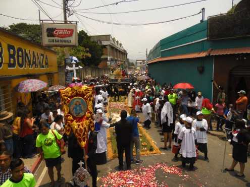 Se espera que el cortejo llegue a la Calle Real del Lago de Amatitlán e ingrese al campo de la feria a las 13:00 horas. Foto Prensa Libre: Néstor Galicia