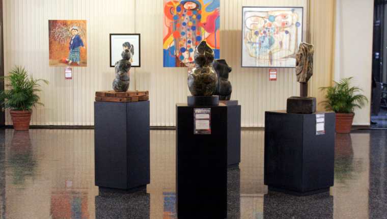 Exposición de pinturas y esculturas Esencia del Colectivo Cinceles en la Sala de Exposiciones "Carlos Mérida", del Banco de Guatemala.  (Foto Prensa Libre:  María Reneé Barrientos).