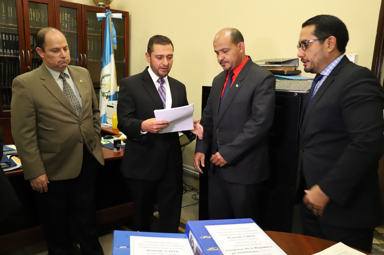 Los integrantes de la Comisión entregan a la Dirección Legislativa la nómina de candidatos para representante titular y suplente del Congreso ante el Renap. (Foto Prensa Libre: Organismo Legislativo)