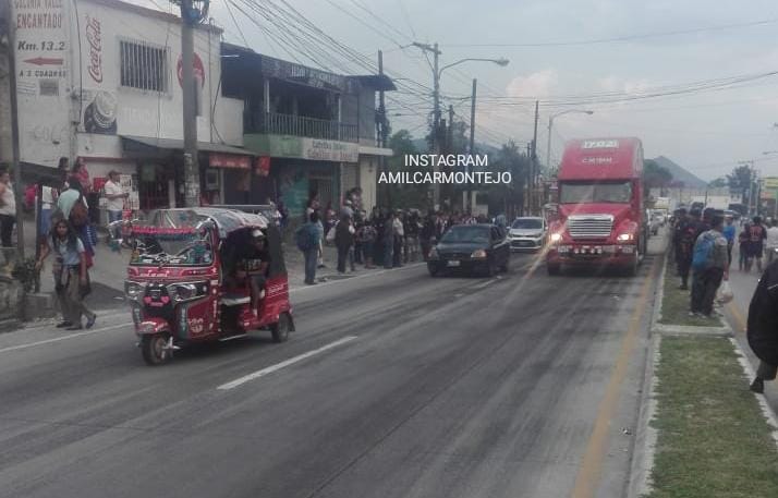 Punto del bloqueo en el kilómetro 13.5 ruta al Atlántico. (Foto Prensa Libre: Amílcar Montejo).