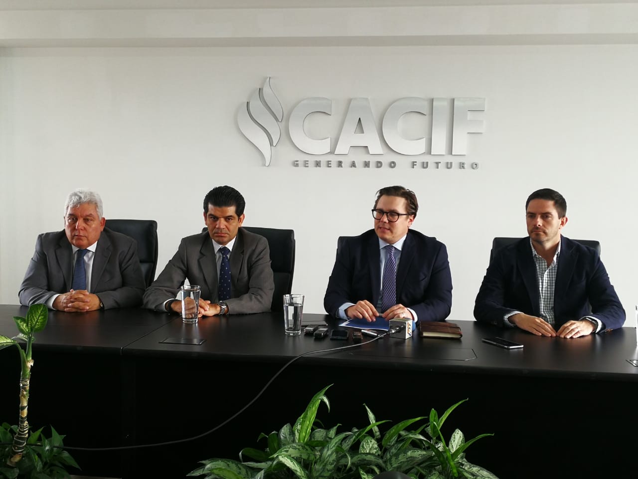La junta directiva del Cacif se pronunció por los retrasos en el comercio. (Foto Prensa Libre: Carlos Hernández)