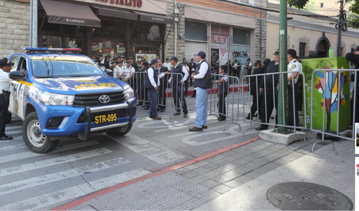 Fuerzas de seguridad permanecen en varios puntos realizando bloqueos del paso. (Foto Prensa Libre: Erick Ávila)