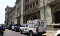 Fiscales del Ministerio Público se encuentran en el Palacio. (Foto Prensa Libre: Carlos Ovalle)