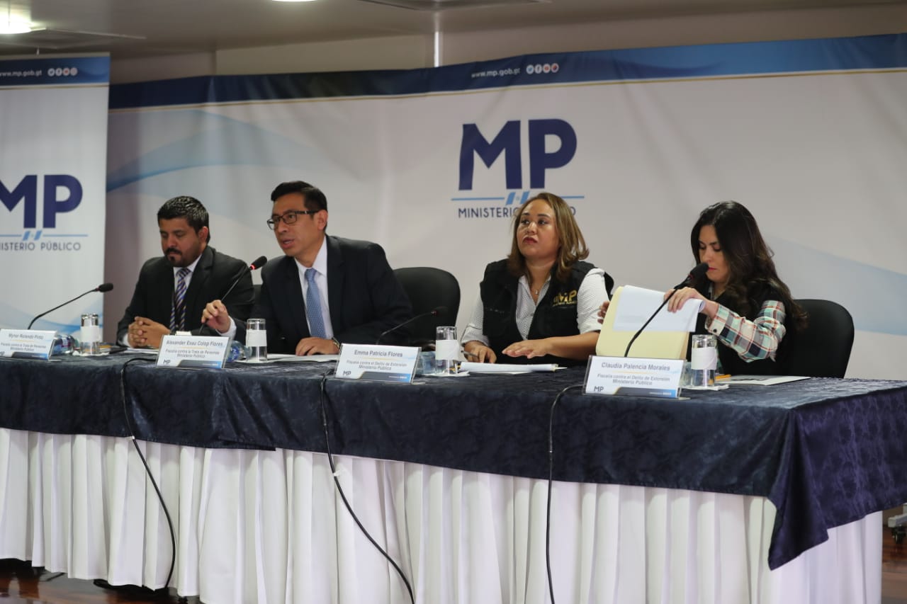 Fiscales explicaron los avances de la investigación por tráfico de personas. (Foto Prensa Libre: Érick Ávila)