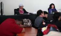 La jueza Patricia Bustamante lee el fallo contra banda de estafadores por internet. (Foto Prensa Libre: Carlos Hernández)