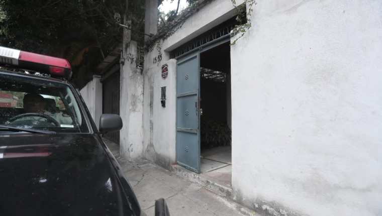 Una vivienda en la 9a. avenida, 15-55, zona 10, fue allanada. (Foto Prensa Libre: Juan Diego González)