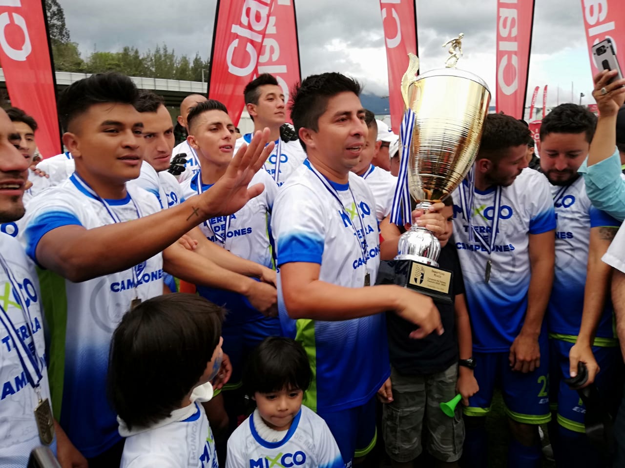 Los jugadores de Mixco festejan el título del Clausura 2019 y el ascenso a la Liga Nacional. (Foto Prensa Libre: Carlos Vicente).