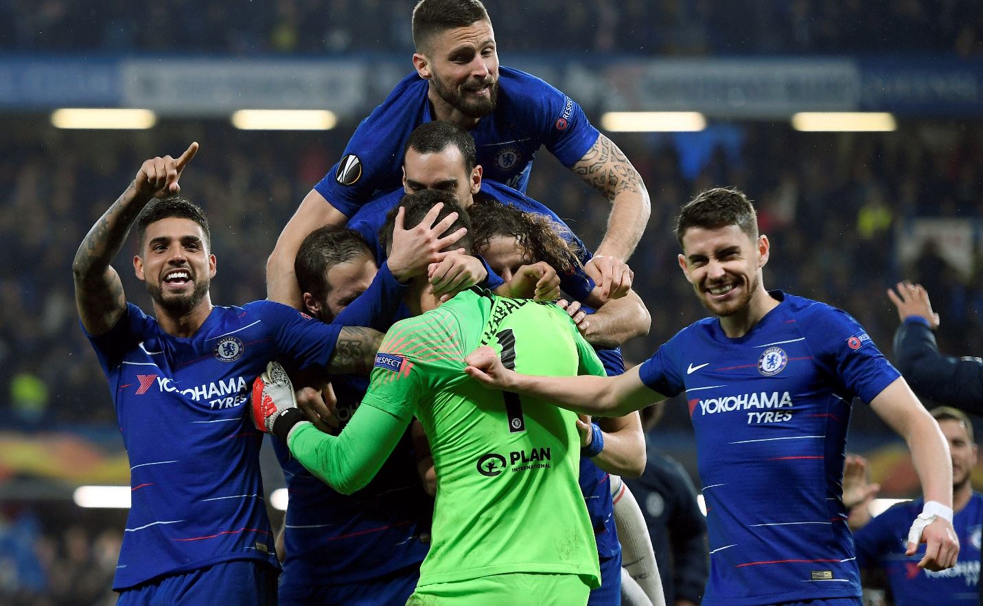 Los jugadores del Chelsea celebran la clasificación a la final de la Europa League. (Foto Prensa Libre: AFP).