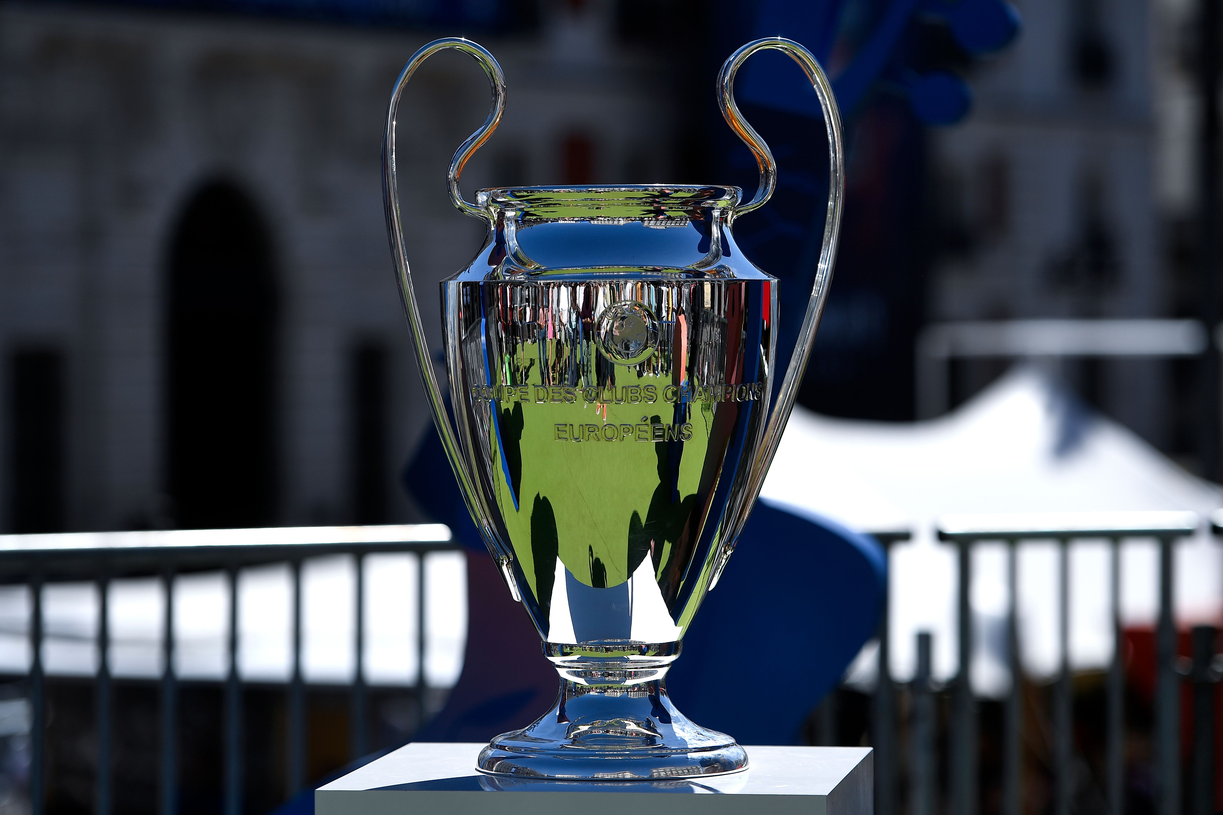 El trofeo de la Liga de Campeones de la UEFA lo disputan el Liverpool y el Tottenham. (Foto Prensa Libre: AFP)