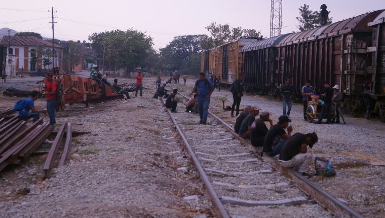Migrantes centroamericanos descansan sobre vías de tren, el 3 de mayo de 2019, en su travesía por territorio mexicano para lograr el objetivo de llegar a la frontera con Estados Unidos, en Arriaga (México). (Foto Prensa Libre: EFE/Archivo)
