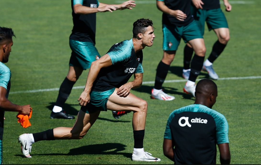 Cristiano Ronaldo se integró a los entrenamientos de la Selección de Portugal. (Foto Prensa Libre: AFP).