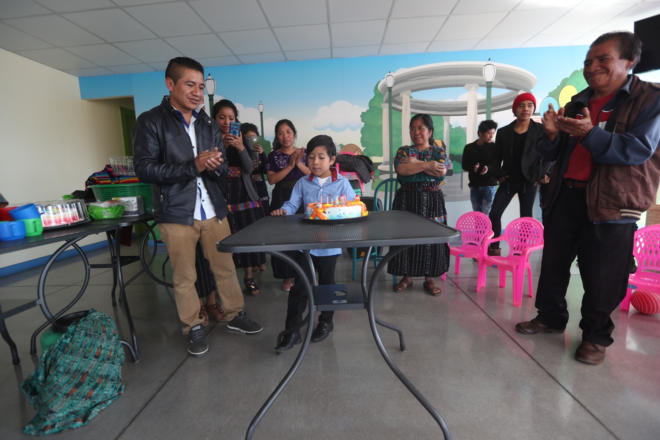 Familiares de Chris celebraron su cumpleaños el lunes 20 de mayo de este año en las clínicas de Ayuvi Occidente. (Foto Prensa Libre: María Longo) 