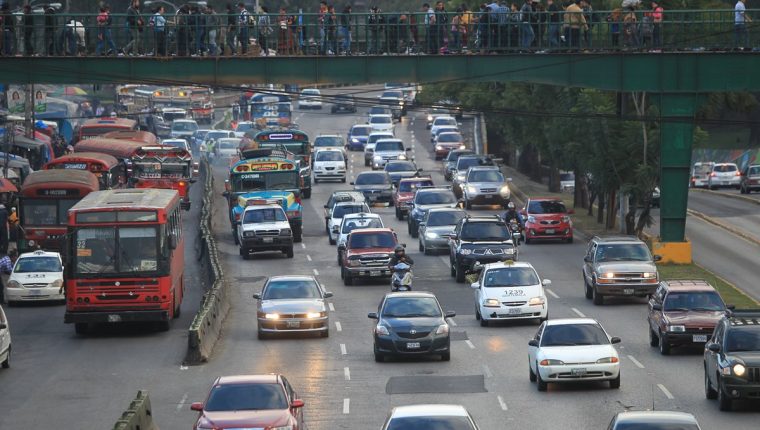 Para los viernes lluviosos con tanta congestión vehicular es mejor esperar en lugares agradables. (Foto Prensa Libre: Hemeroteca PL)