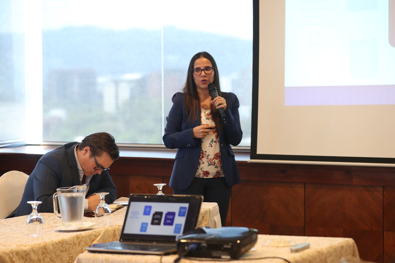 Juan Carlos Tefel, presidente del Cacif, y Claudia Galán, directora de la Unidad Económica del Cacif, durante la presentación de los resultados de la I Encuesta de Percepción Empresarial 2019. (Foto Prensa Libre: Raúl Juárez)