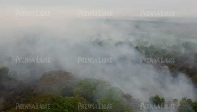 Un incendio forestal consume manglares de Retalhuleu. (Foto Prensa Libre con drone: Rolando Miranda)