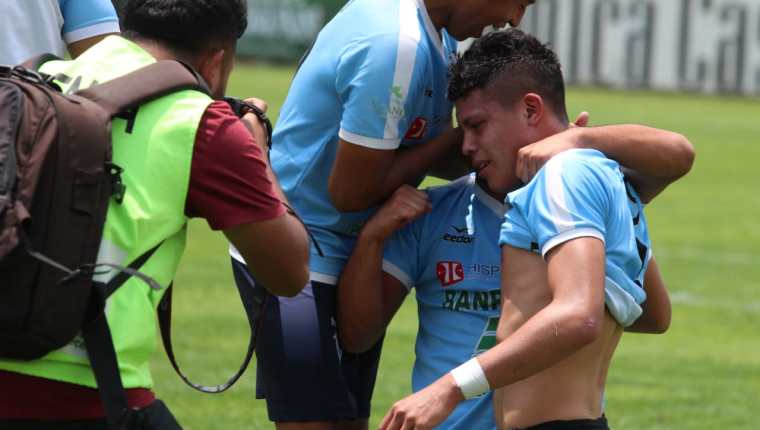 Los jugadores de Sanarate celebran después de evitar el descenso a la Primera División al empatar contra Xelajú MC. (Foto Prensa Libre: Raúl Juárez).