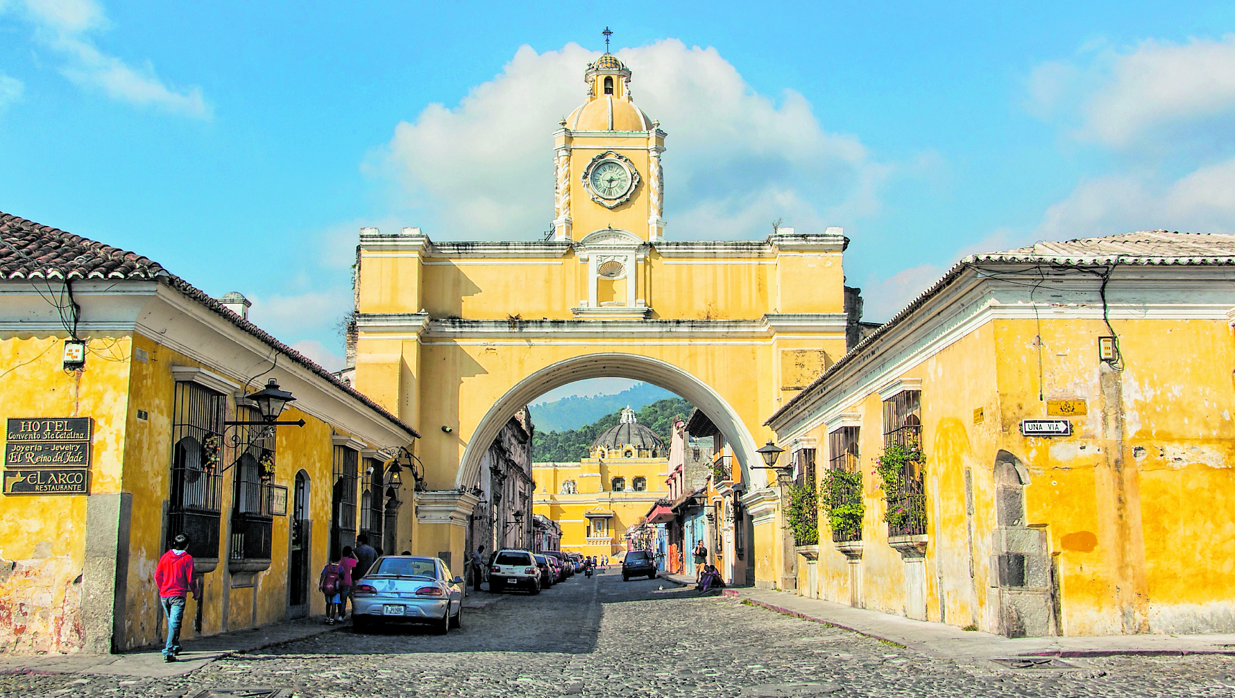 Las autoridades municipales pretenden dejar las calles de la Antigua Guatemala libres de ventas ambulantes.(Foto Prensa Libre: Hemeroteca PL)