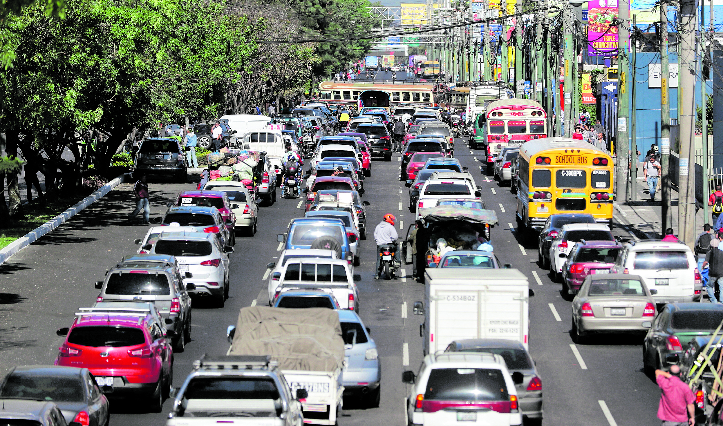 La calzada Roosevelt es una de las vías en donde más contaminación hay por el exceso de vehículos que circulan, según Flatbox. (Foto Prensa Libre: Hemeroteca PL)