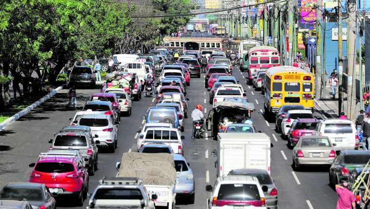 La calzada Roosevelt es una de las vías en donde más contaminación hay por el exceso de vehículos que circulan, según Flatbox. (Foto Prensa Libre: Hemeroteca PL)