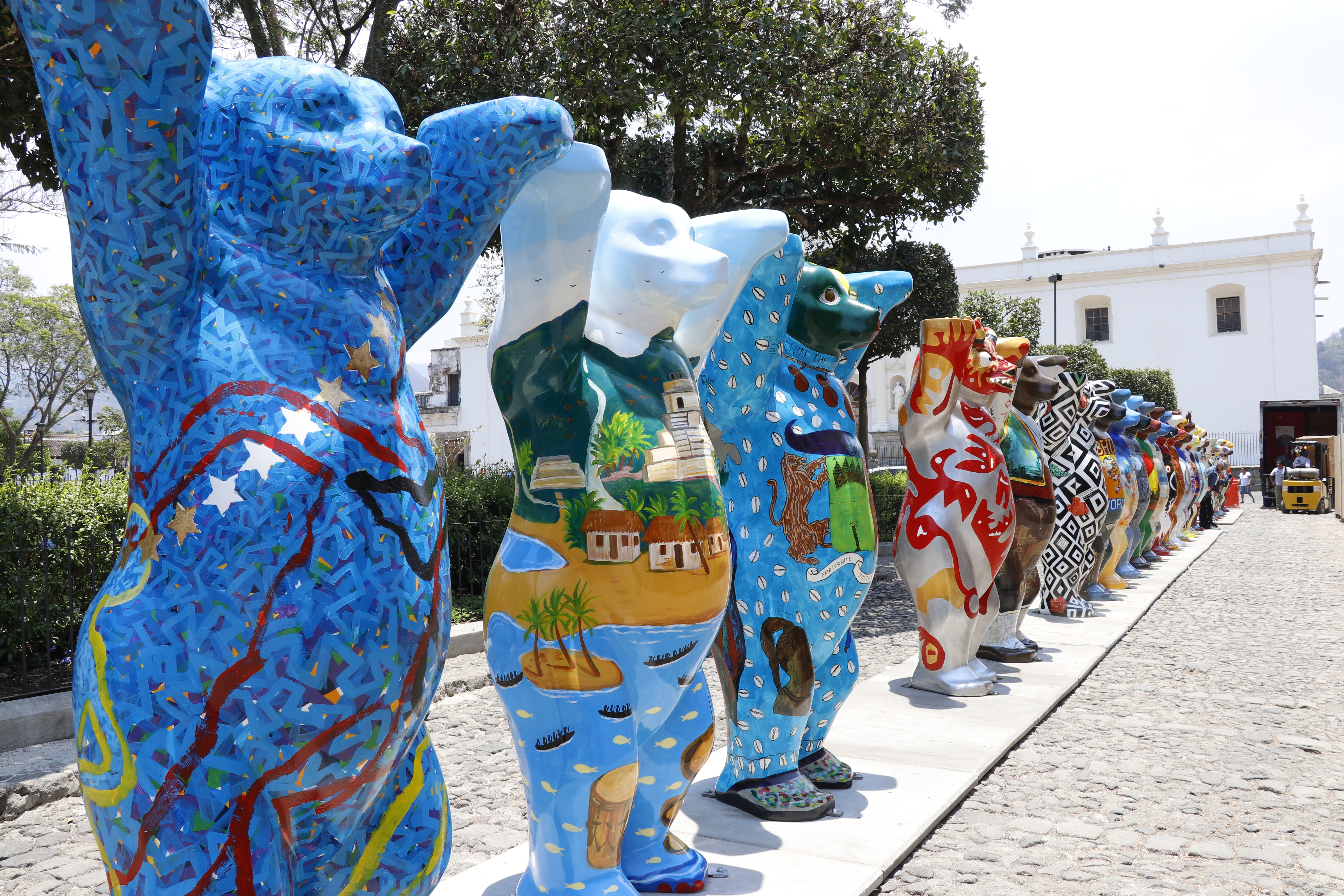 La exposición de los United Buddy Bears actualmente se ubica en Antigua Guatemala, Sacatepéquez. (Foto Prensa Libre: Hemeroteca PL)