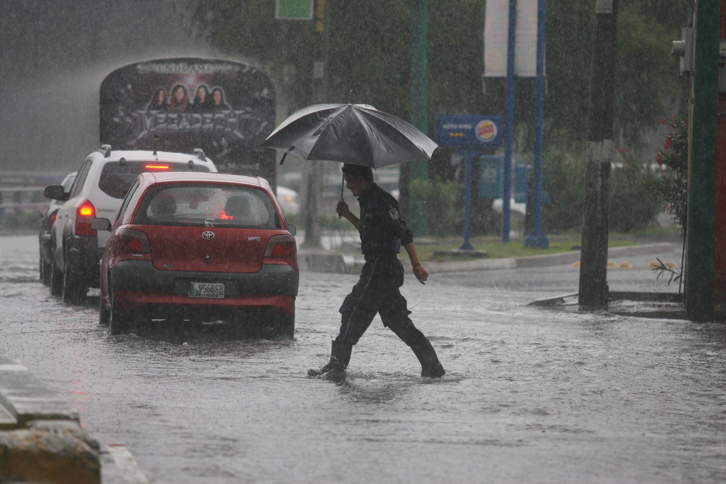 Los atascos durante la lluvia también son provocados por las malas condiciones de los automóviles, según autoridades de tránsito. (Foto Prensa Libre: Hemeroteca PL)