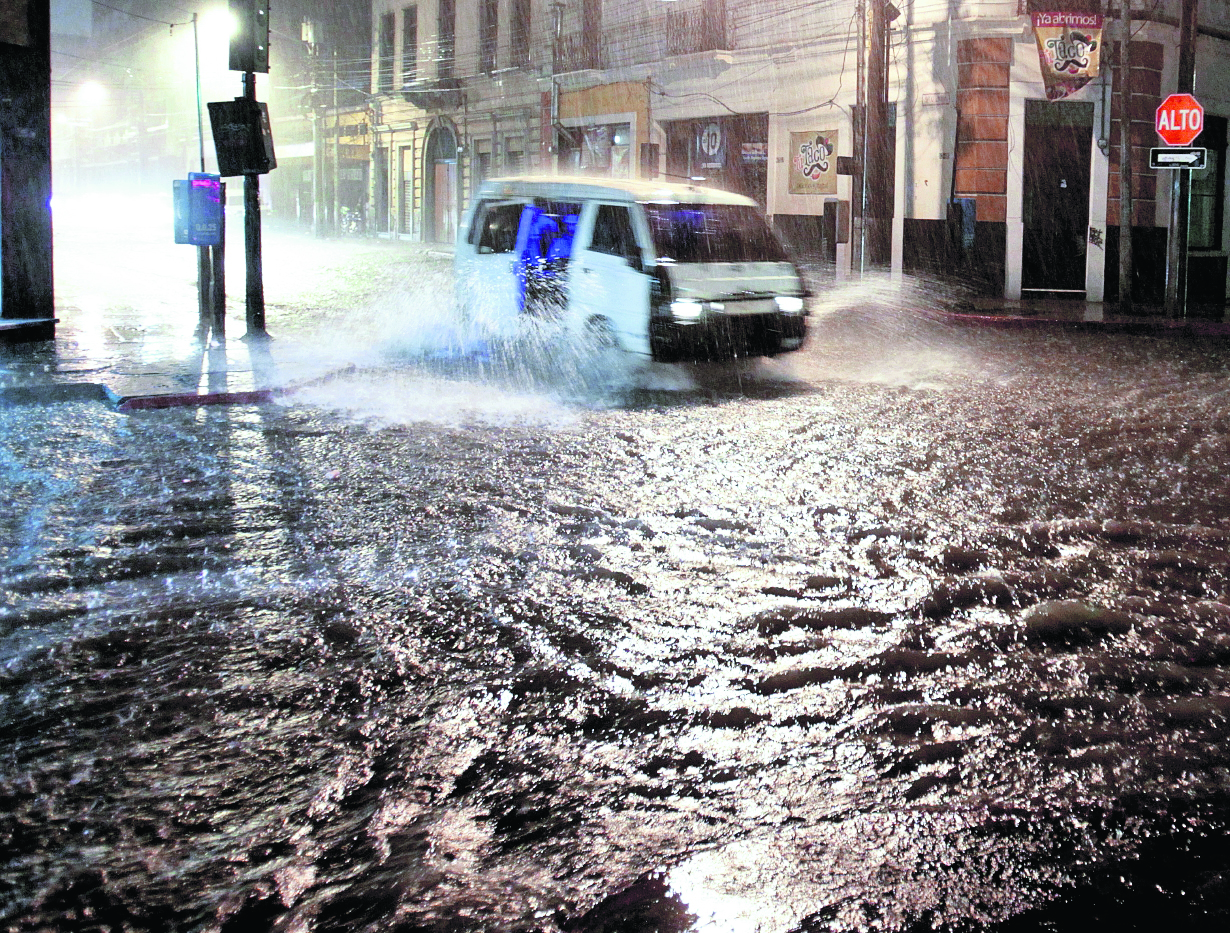 Las calles de Guatemala se ven afectadas constantemente por inundaciones. (Foto Prensa Libre: Paulo Raquec)