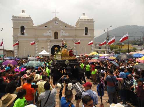 La procesión salió de la parroquia San Juan Bautista a las 11 de la mañana. Foto Prensa Libre: Néstor Galicia