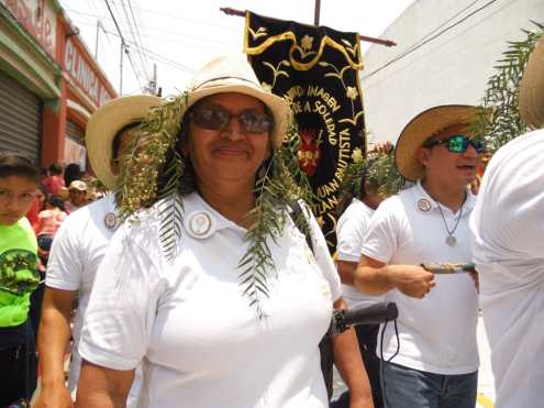 Las personas utilizan sombreros con hojas de pimiento, esto es una característica de la romería hacia Amatitlán. Foto Prensa Libre: Néstor Galicia
