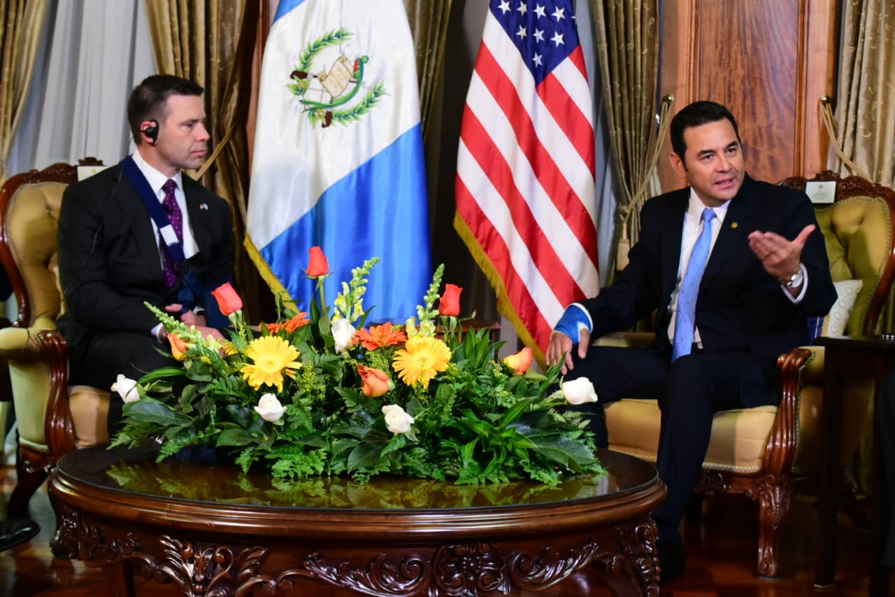 El Secretario de Seguridad Nacional de EE. UU., Kevin McAleenan, , y el Jimmy Morales durante la reunión. (Foto Prensa Libre: Gobierno de Guatemala).