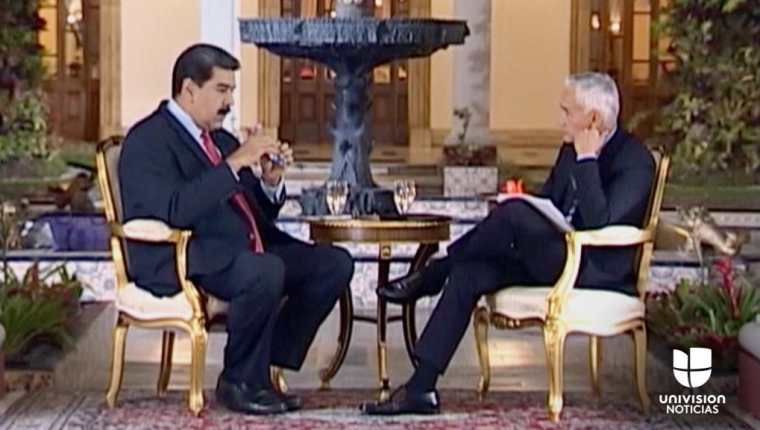Nicolás Maduro, presidente venezolano, y el periodista Jorge Ramos, durante la entrevista en Caracas en febrero último. (Imagen tomada de univision.com)