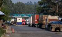 Alrededor de 150 vehiculos de carga con mercadería permanecen en espera en la frontera Corinto entre Guatemala y Honduras.