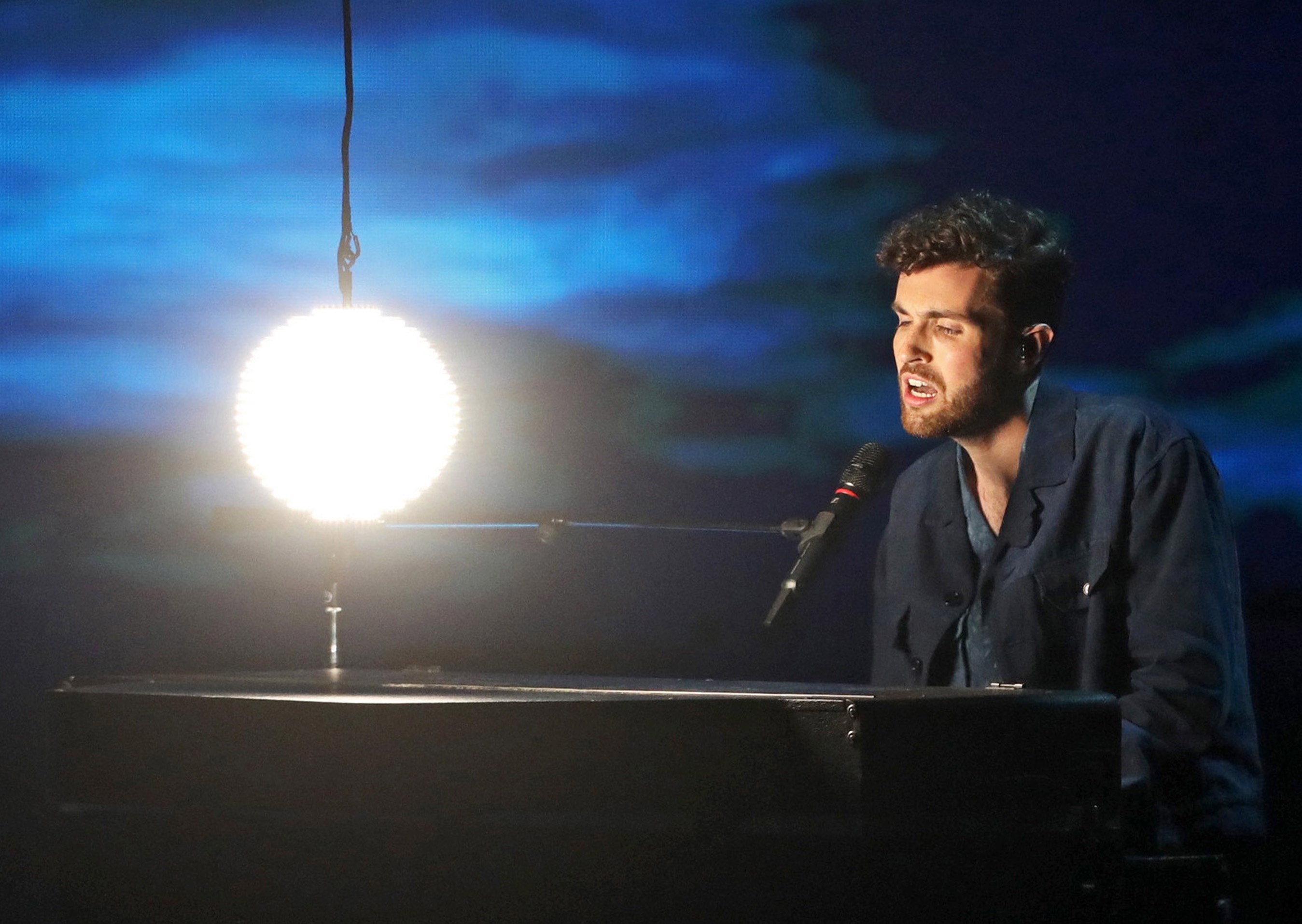 El holandés Duncan Laurence, durante el ensayo de su actuación en la final de la 64 edición del Festival de Eurovisión. (Foto Prensa Libre: EFE)