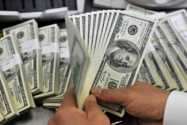 En una semana el dólar incremento cinco centavos, como efecto de la colocación del eurobono por US$1 mil 200 millones. (Foto Prensa Libre: Hemeroteca)