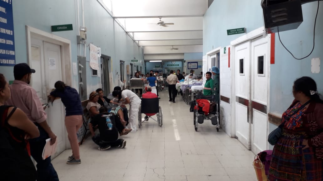 La afluencia de pacientes que ingresan a la emergencia del Hospital Roosevelt, pues ahora se atienden únicamente los casos que realmente son urgentes. (Foto Prensa Libre: Ana Lucía Ola)
