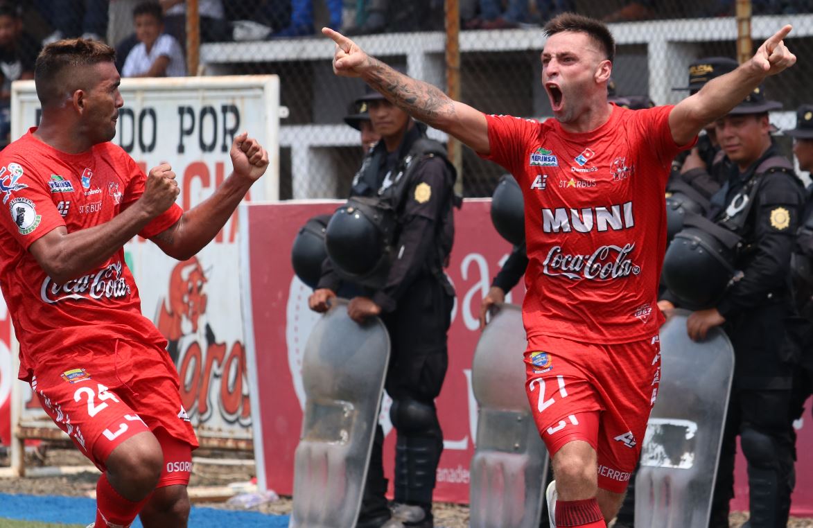 Enzo Herrera fue figura en el partido de Malacateco contra Municipal. (Foto Prensa Libre: Raúl Juárez).