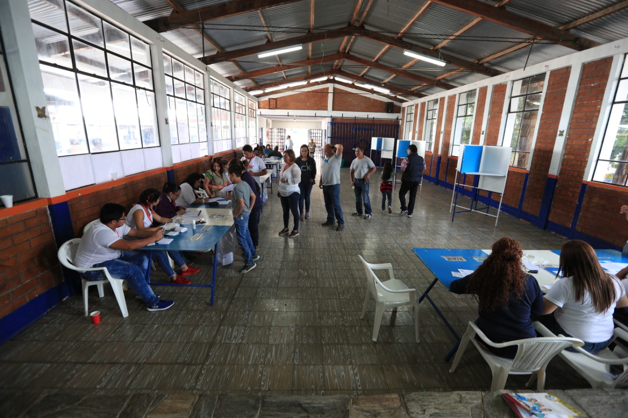 El Mineduc reporta que dos mil 833 escuelas se convertirán en centro  de votación, pero el 80 por ciento no cuentan con rampas para facilitar el ingreso a personas con discapacidad. (Foto Prensa Libre: Hemeroteca PL)