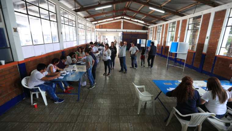 El Mineduc reporta que dos mil 833 escuelas se convertirán en centro  de votación, pero el 80 por ciento no cuentan con rampas para facilitar el ingreso a personas con discapacidad. (Foto Prensa Libre: Hemeroteca PL)