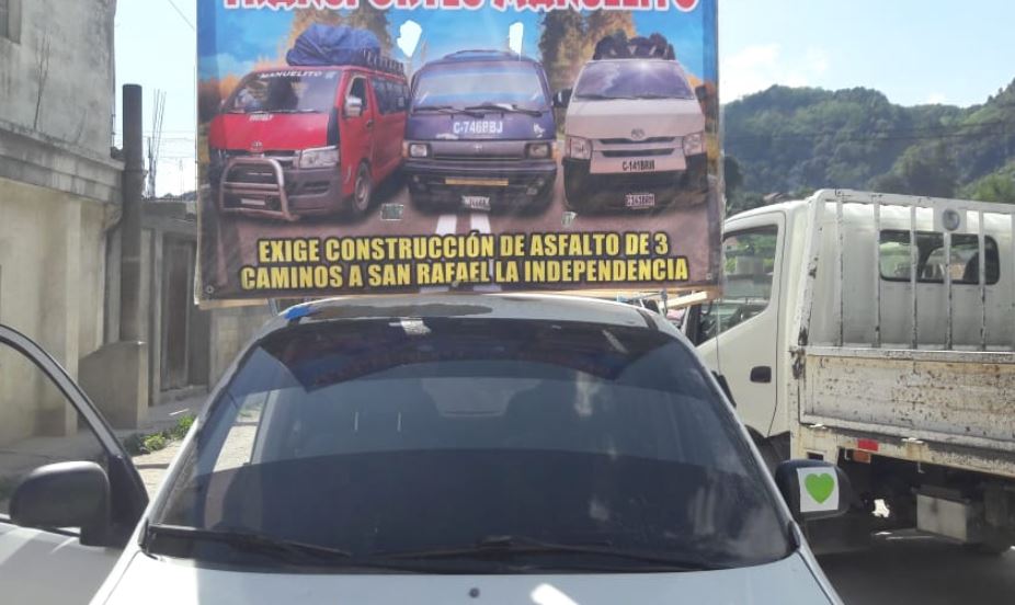 Empresarios del transporte del Occidente realizaron una caravana para pedir mejores carreteras. (Foto Prensa Libre: Mike Castillo)