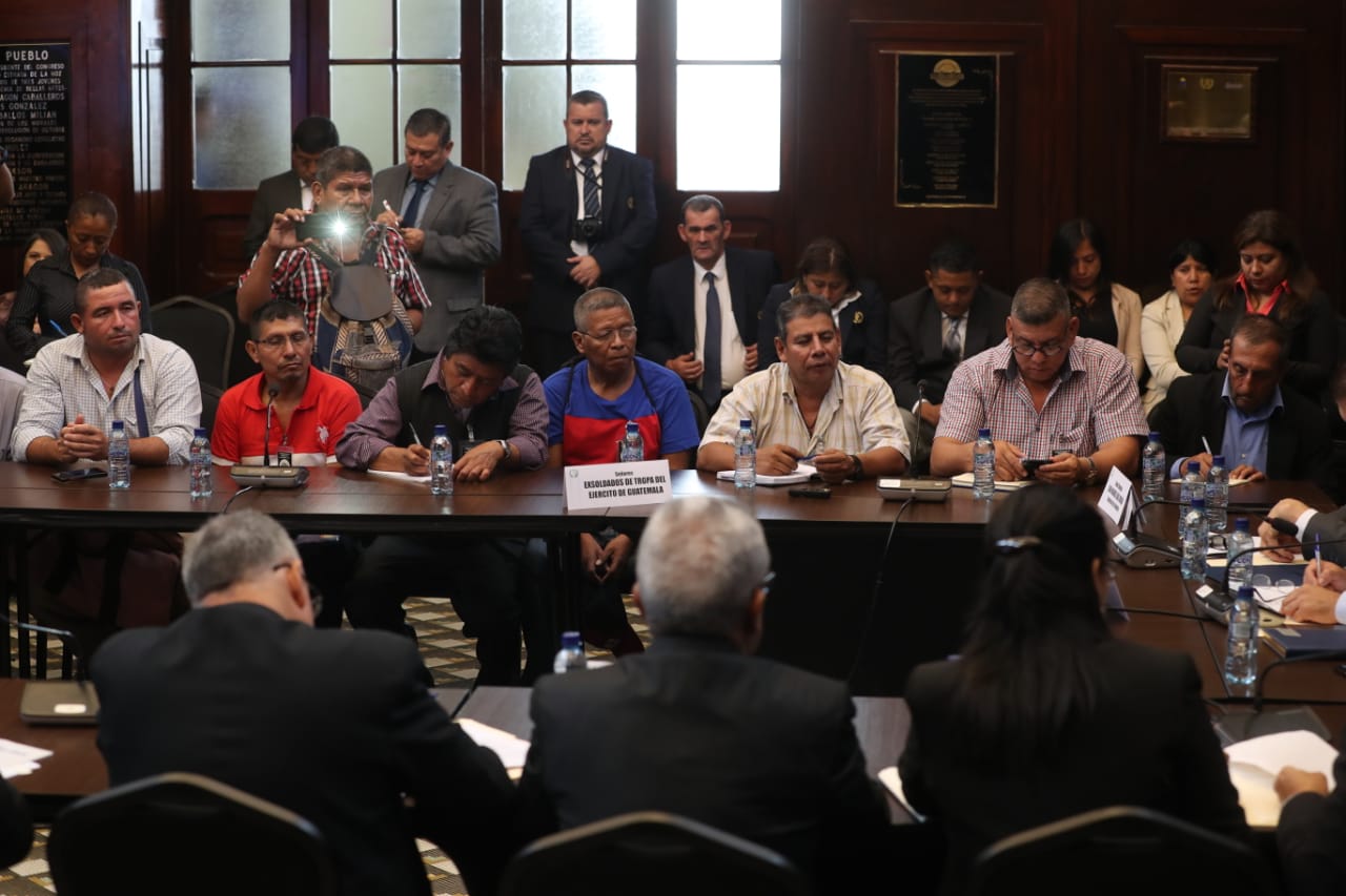 Dirigentes de los militares retirados, durante la reunión con diputados. (Foto Prensa Libre: Érick Ávila)