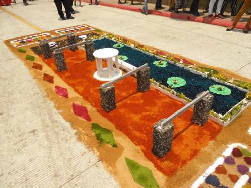 Los detalles de las alfombras llaman la atención de los turistas que participan en la procesión y la romería hacia Amatitlán. Foto Prensa Libre: Néstor Galicia