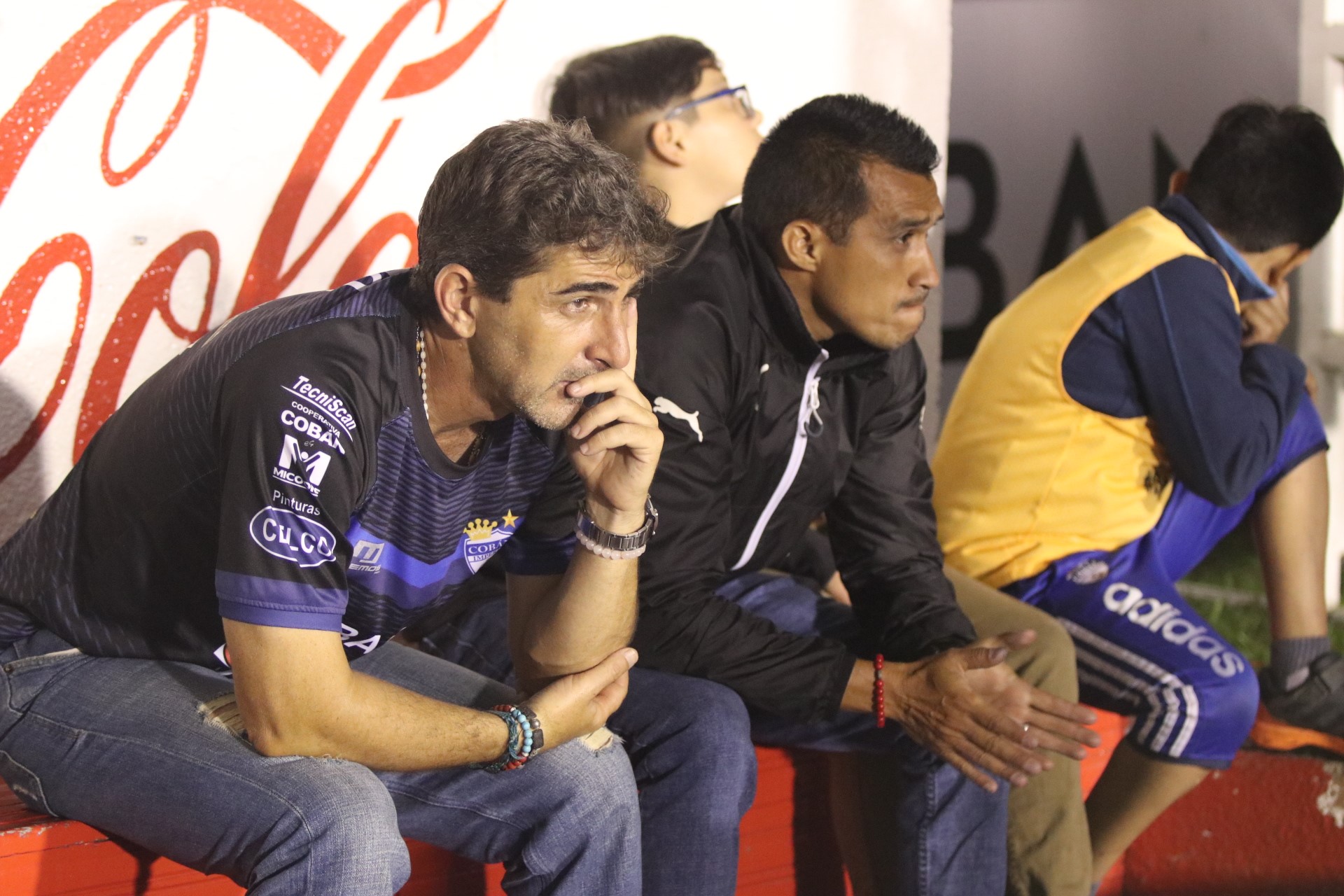 El entrenador Fabricio Benítez luce desconsolado tras la eliminación de su equipo Cobán Imperial. (Foto Prensa Libre: Eduardo Sam Chun)
