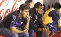 El entrenador Fabricio Benítez luce desconsolado tras la eliminación de su equipo Cobán Imperial. (Foto Prensa Libre: Eduardo Sam Chun)