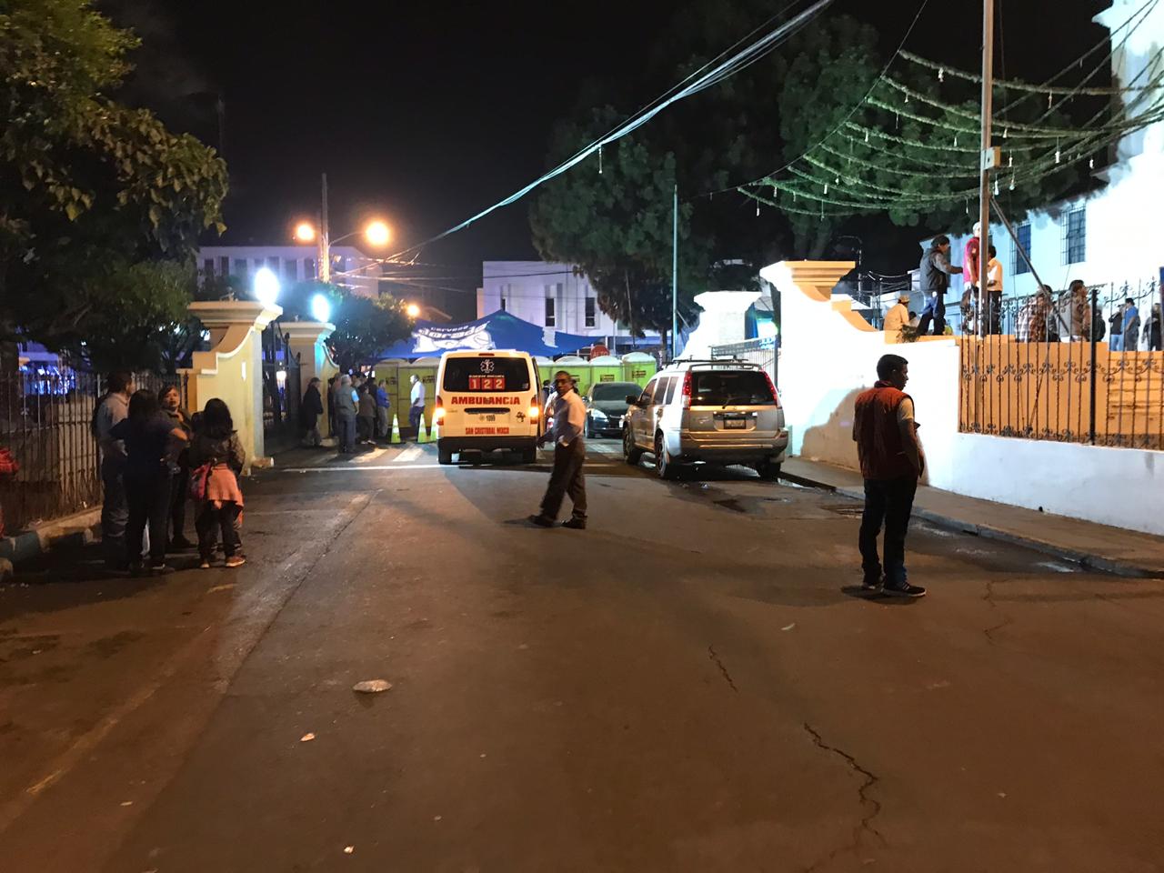 Un ataque armado dejo una persona muerta en las gradas de la Iglesia Católica ubicada en el parque central de la zona 1 de Mixco. (Foto Prensa Libre: José Manuel López Rivera)
