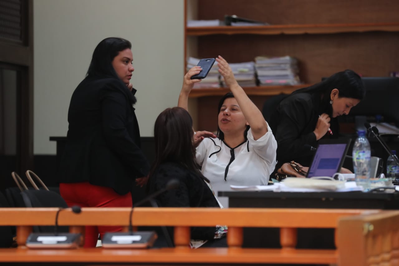 Las fiscales Suleisy Magdalena Gutiérrez, Saidi Leticia Guerra Samayoa y Katy Maritza Hernández Gálvez, durante un receso de la audiencia. (Foto Prensa Libre: Érick Ávila)